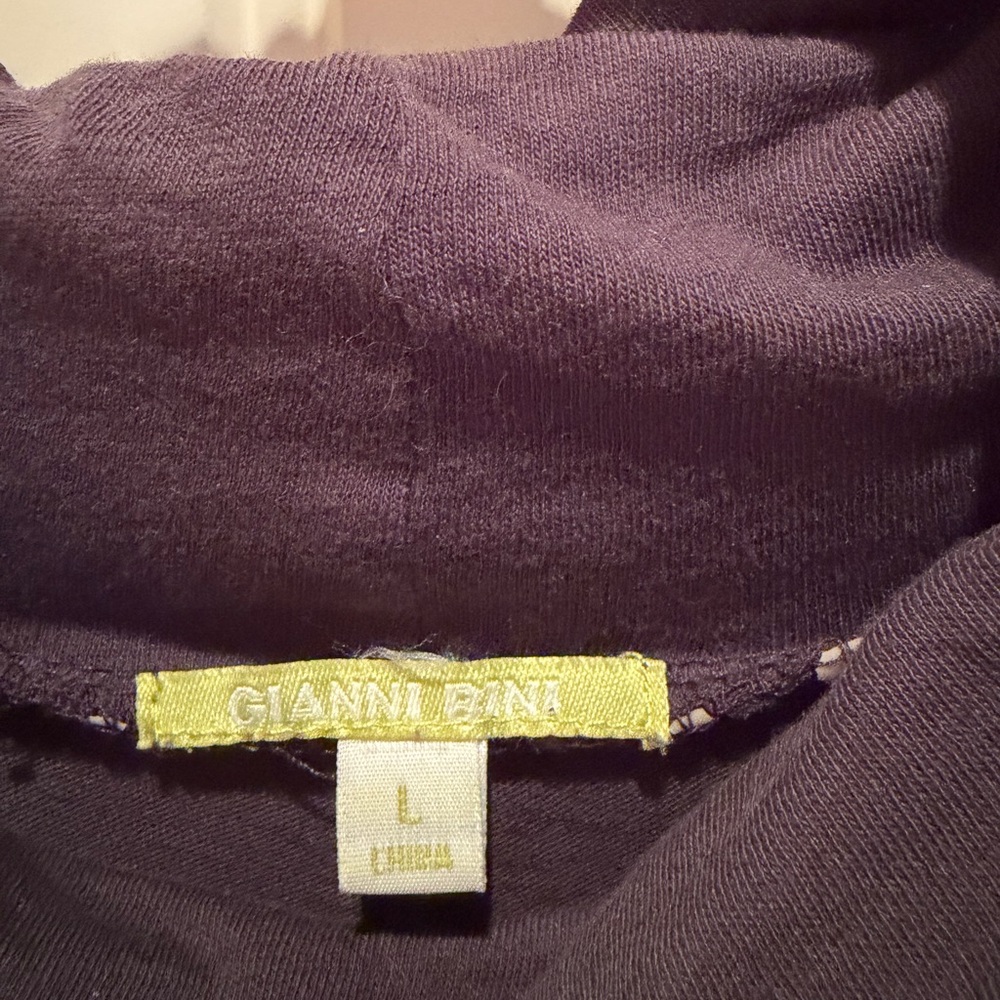 10/10$. Black Turtleneck knit top. Large but fits like a small. - Picture 4 of 5